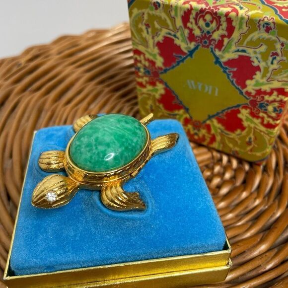 Avon‎ Gold Tone Sea Turtle Mottled Green Cabochon Solid Holder Trinket Lip New - Picture 6 of 7